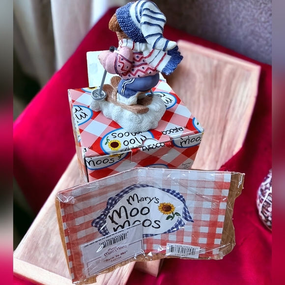 Mary's Moo Moos "Barn to Ski" 1999 Limited Edition Figurine - Picture 3 of 8